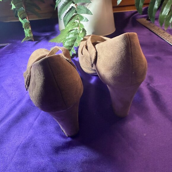 📌x-appeal Round Toe Suede 3.5" High Heel Pumps with Straps Worn Once - Picture 4 of 13